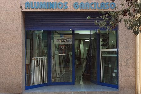 Aluminios Garcilaso, Productos - Puerta plegable de PVC con vidriera